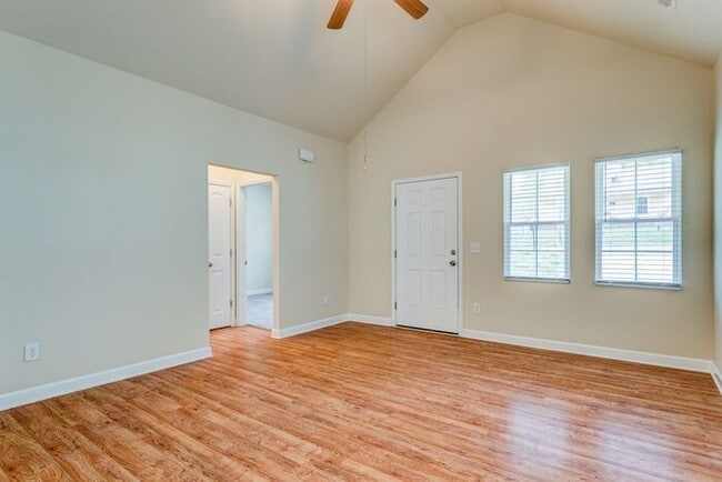 Building Photo - Feels Like New 3 Bed 2 Bath Minutes from High Point University!