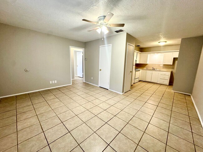 Foto del edificio - Unbelievable location! Available Today!