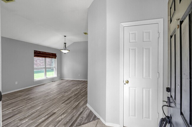Building Photo - Cozy and quiet 4 bed 2 bath