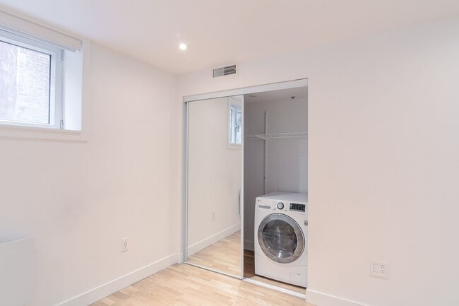 Building Photo - 25 Av des Pins O