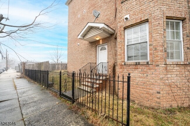 Building Photo - 383 New St