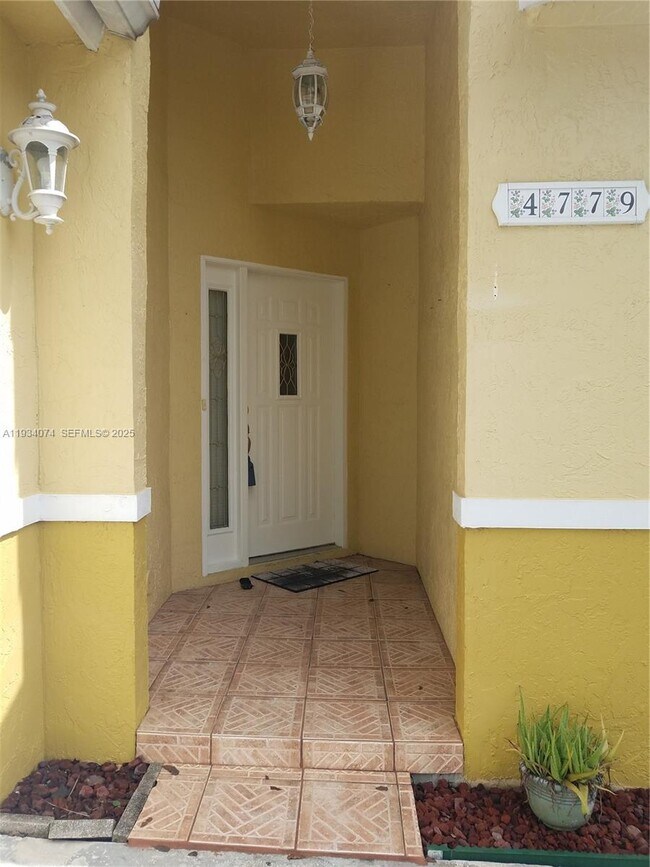 Foto del edificio - 4779 NW 5th Ct