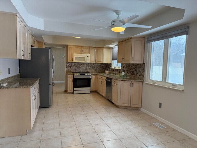 Building Photo - 3550 Kings Point Dr