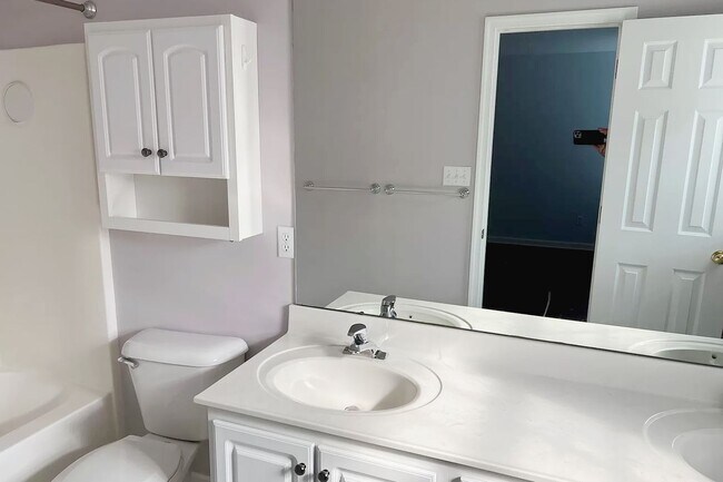 Building Photo - Spacious Briarwood Townhome
