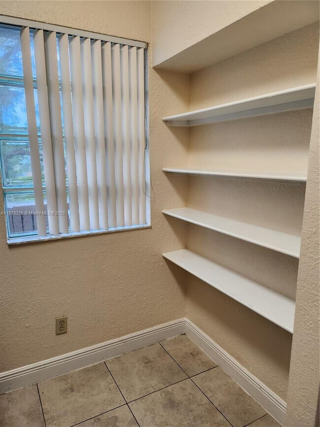 Foto del edificio - 4171-4179 NW 114th Ave