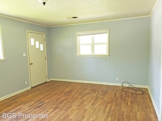 Foto del edificio - 2 br, 1 bath House - 351 E. Maple St