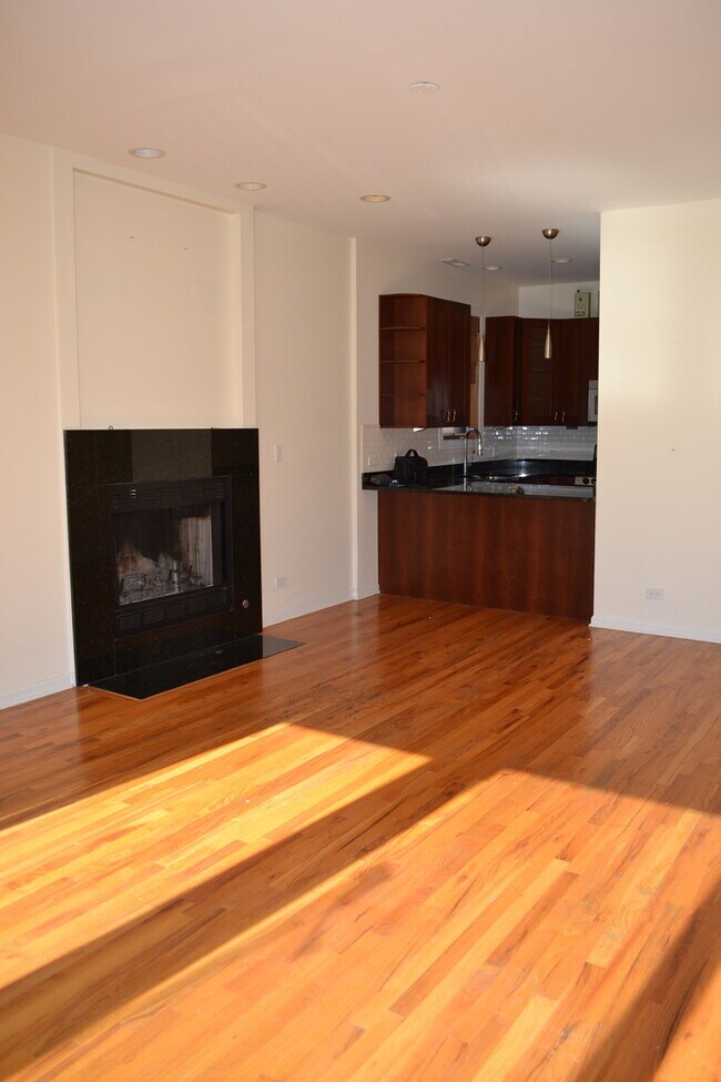 Foto del edificio - Gorgeous 2bd/2bth Excellent location on Bo...