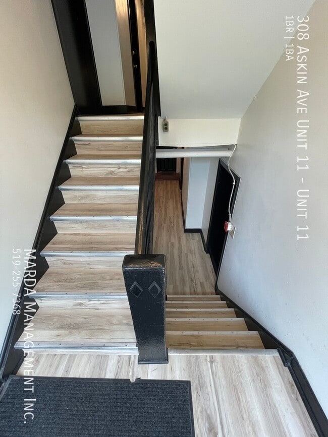 Building Photo - RENOVATED COZY 1 BED / 1 BATH + DEN NEAR U...