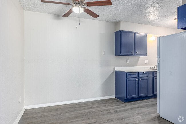 B2 - 2BD, 2BA - 925SF - Dining Room - Bryan Hill