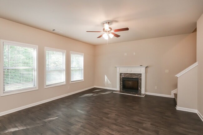 Building Photo - 900 Walnut Woods Dr