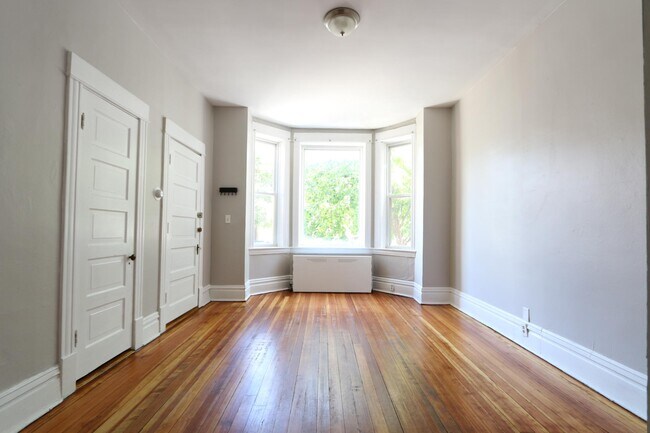 Building Photo - 2440 S Oakley Ave
