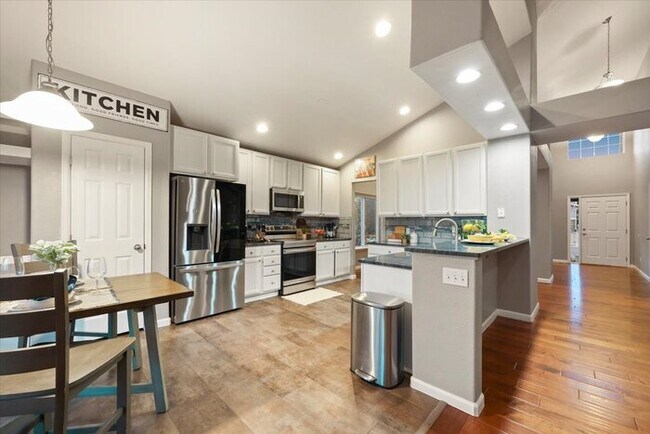 Foto del edificio - 7490 Chancellor Dr