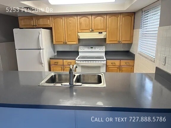 Building Photo - 5253 Penguin Dr