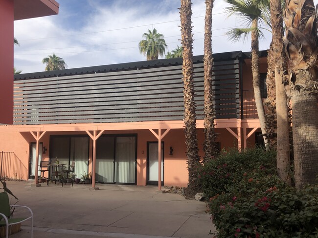 Building Photo - 722 E San Lorenzo Rd