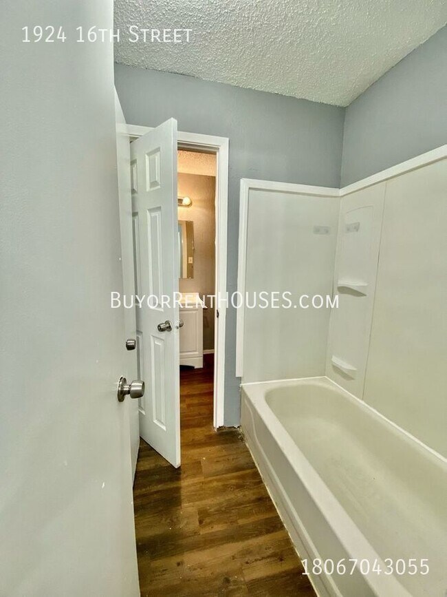 Building Photo - $499 Move-In Special (+ admin fee) + $0 De...