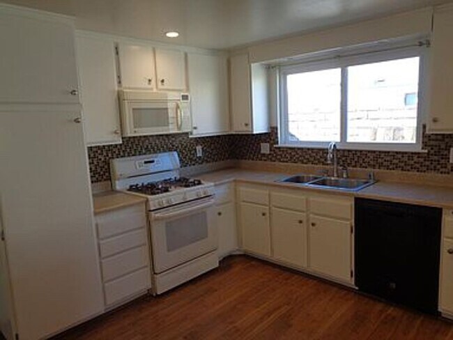 Building Photo - Single Story 4 bedroom and 2 bath home in ...