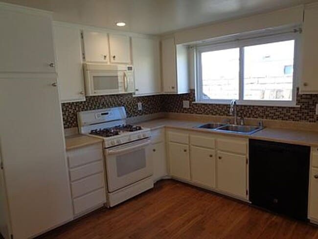 Foto del edificio - Single Story 4 bedroom and 2 bath home in ...