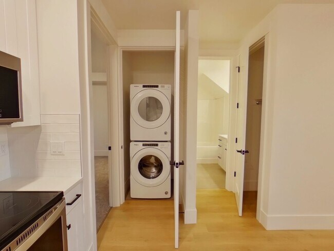 Building Photo - 8 Bedroom Campus Home