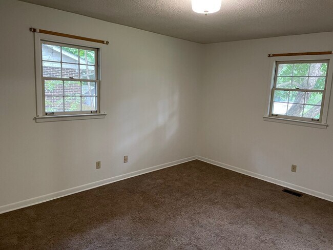 Building Photo - 1100 Cumberland Dr