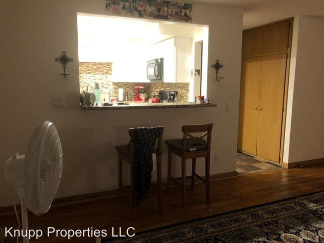 Building Photo - 2 br, 1 bath Apartment - 725 Midvale Blvd