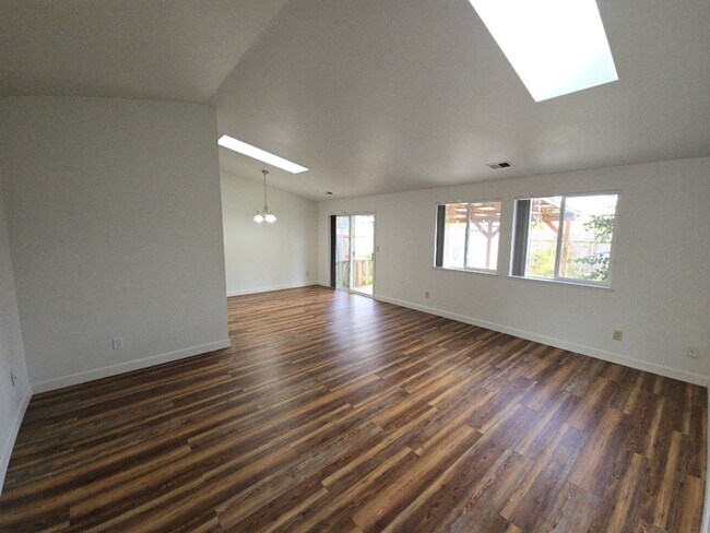 Foto del edificio - 3BD/2BA McKinleyville home features ample ...