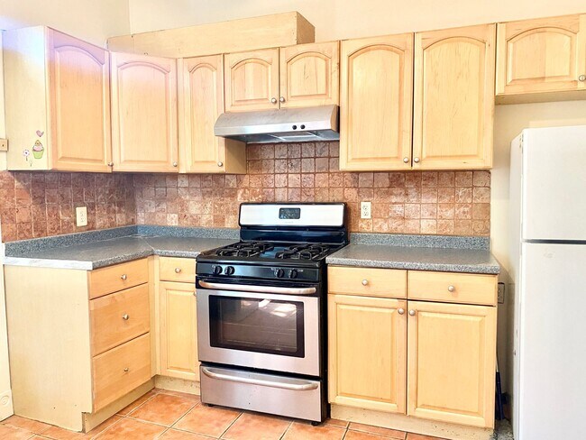 Building Photo - Spacious 2 Bed Plus Den - 1 Bath - Capitol...