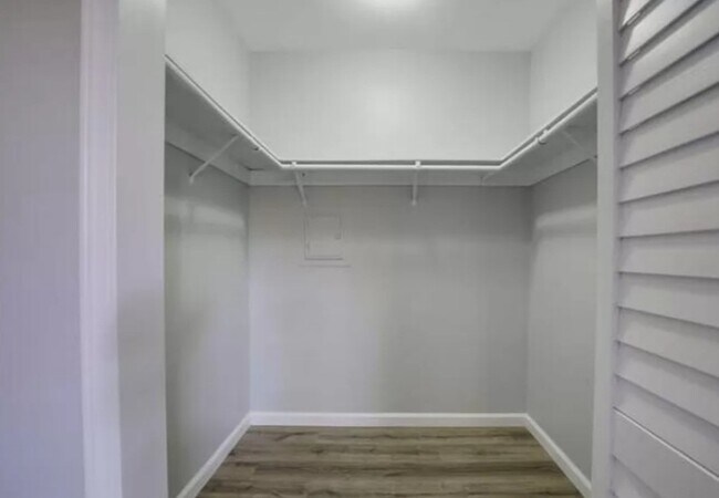Building Photo - 3221 Midway Dr
