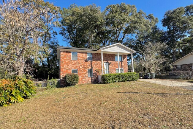 Building Photo - AVAILABLE JANUARY 2026! (Pet Friendly)