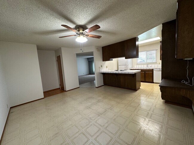 Foto del edificio - 4 Bedroom, bedrooms with hardwood floors
