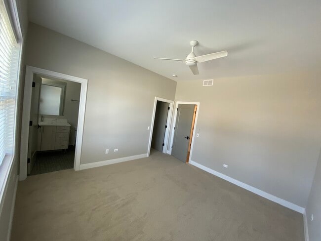 Building Photo - 1401 W Cossitt Ave