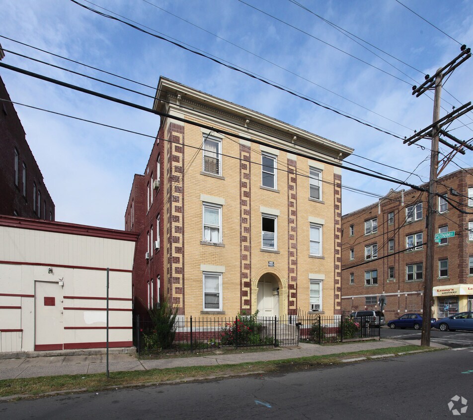 Primary Photo - 70 Oak St