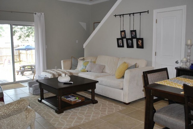 Foto del edificio - 355 Driftwood Rd