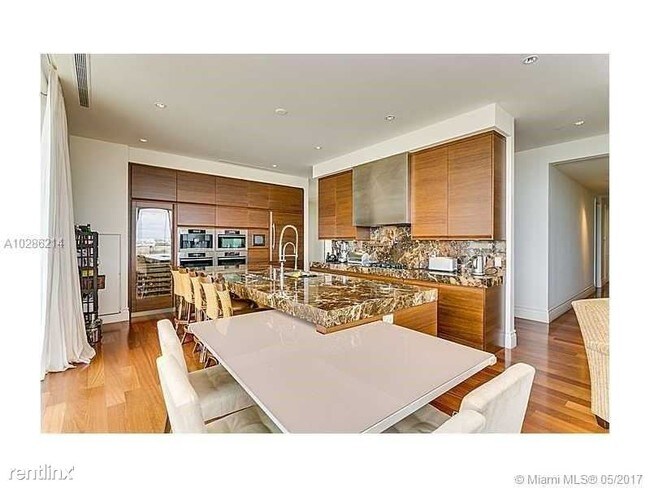 Building Photo - 800 S Pointe Dr