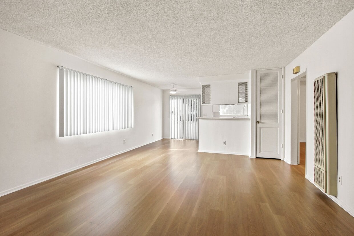 Primary Photo - 1723 S Barrington Ave