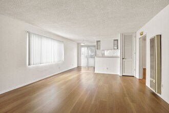 Building Photo - 1723 S Barrington Ave Building Photo - 1723 S Barrington Ave