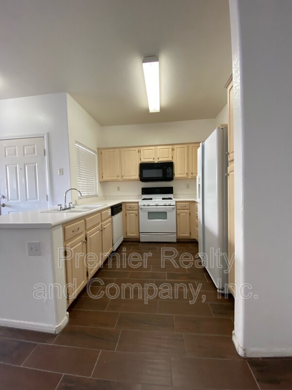 Building Photo - 855 N Stephanie St