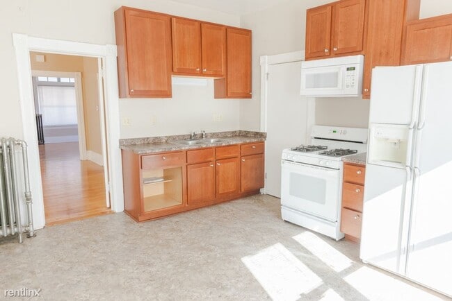 Building Photo - 3 br, 1.5 bath House - 410 Baker Street W