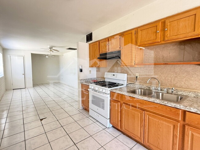 Foto del edificio - 2232 E Burgess Ln