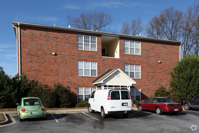 Building Photo - Collegiate Commons