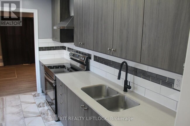 Building Photo - 539 Albert St