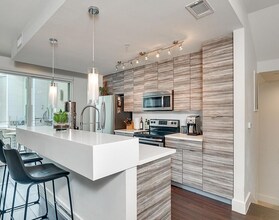 Building Photo - 604 N Bluff Dr