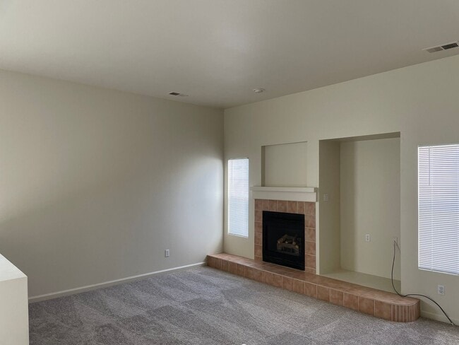Building Photo - 3 bedroom 2 bath located in Double Diamond