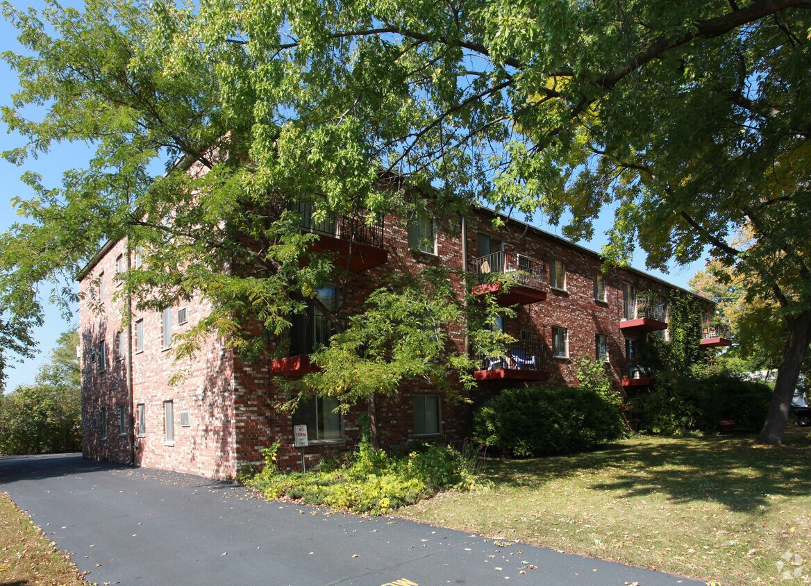 233 W Cascade Ave, River Falls, WI 54022 Apartments in River Falls