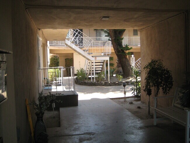 ENTRANDO AL PATIO DEL EDIFICIO - 5150 Woodman Ave