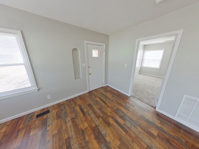 Building Photo - 417 Leonine S St