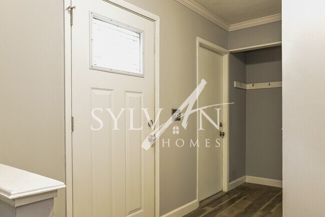 Building Photo - The living is easy in this 3 bedroom, 2 ba...
