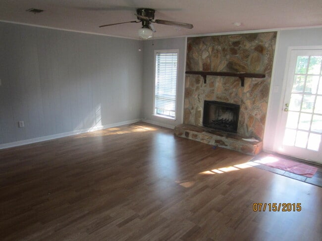 Building Photo - Columbia County charmer!