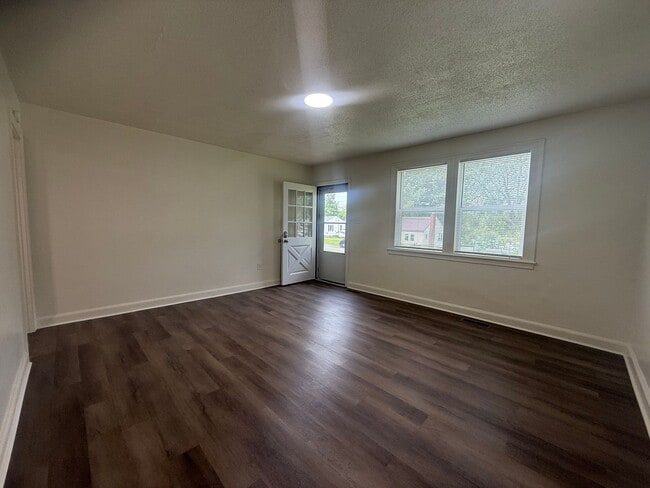 Building Photo - 24-26 Carson Ln Bristol TN 37620