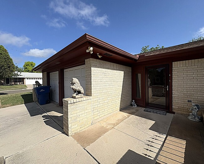 Building Photo - 1613 Velma Ave