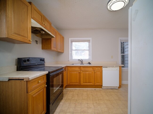 Building Photo - "Charming 3-Bedroom Home with Gleaming Hardwood Floors & 2 Full Baths in Prime Charlotte Location!"